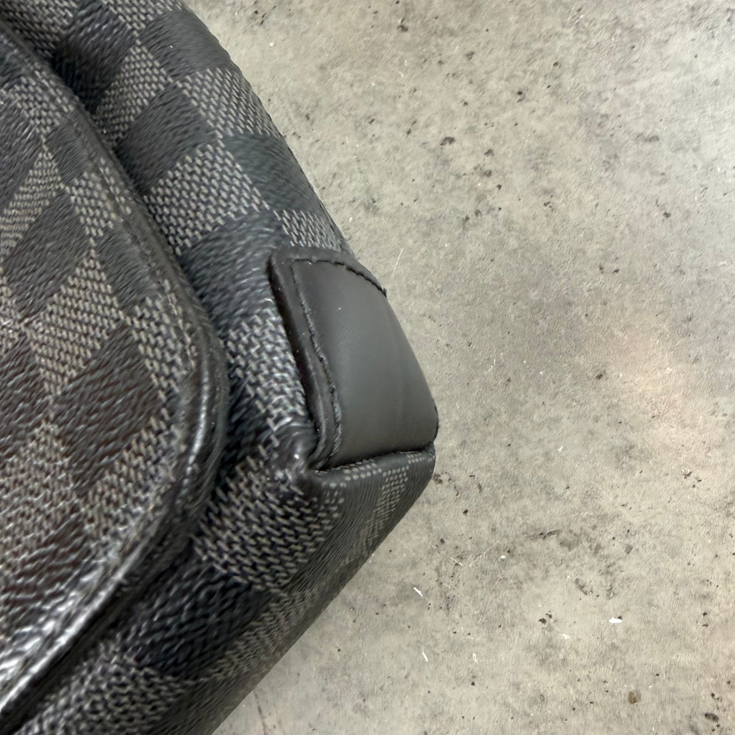 Damier District Messenger