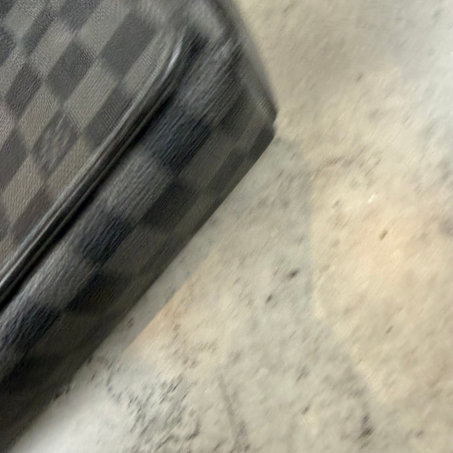 Damier District Messenger