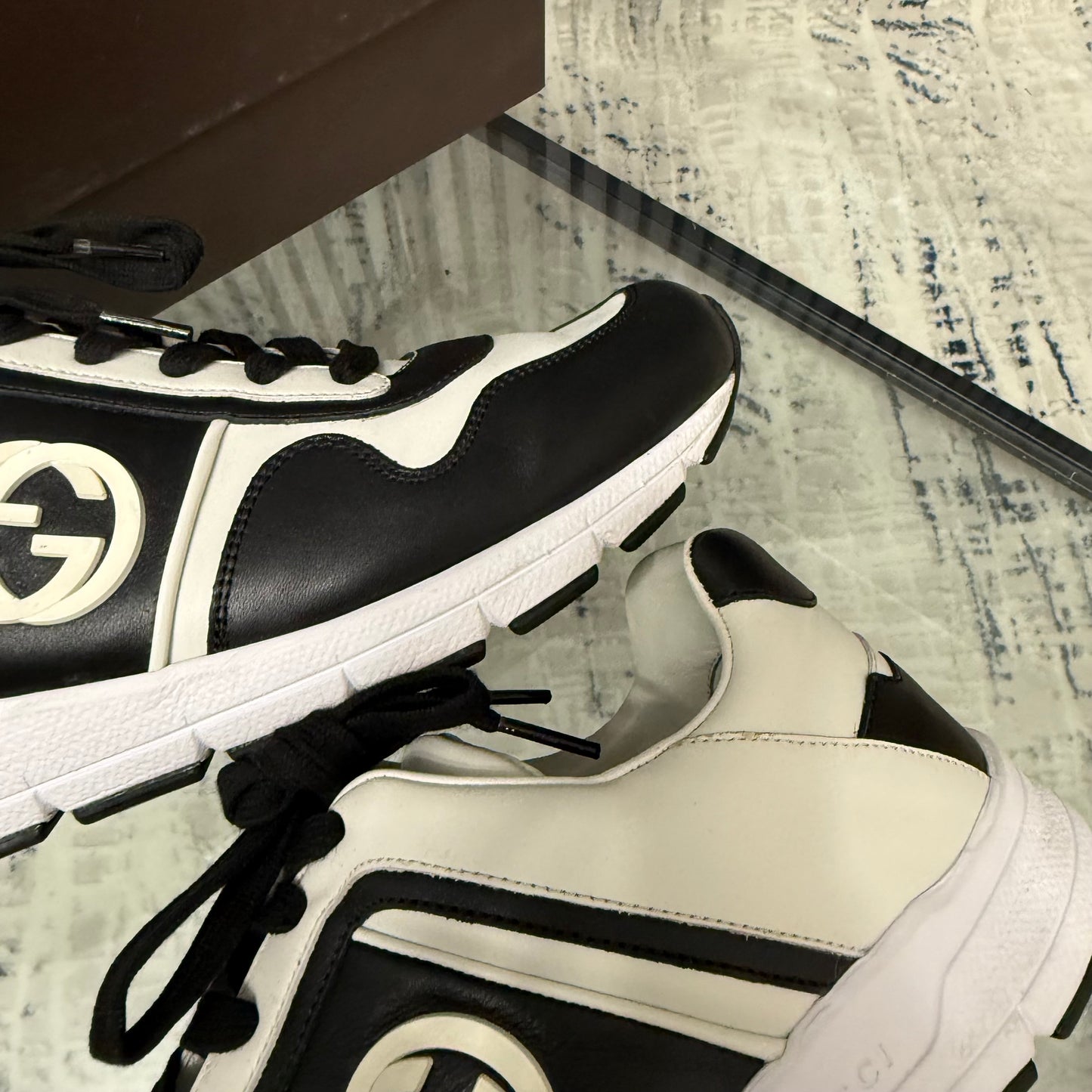 Black/White Runners