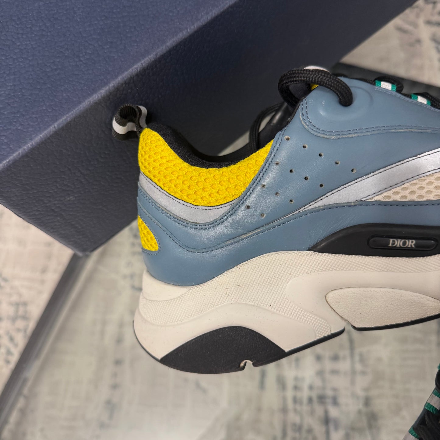 Yellow/Blue B22