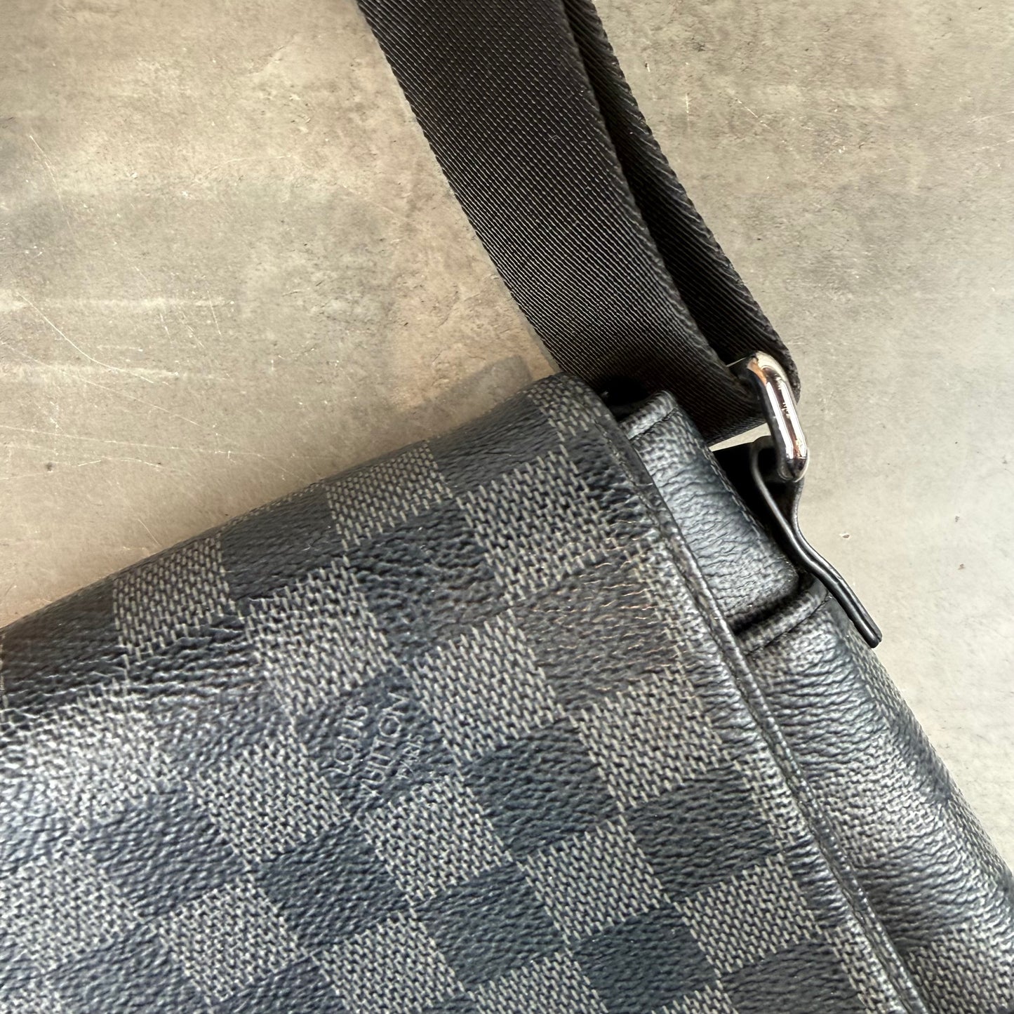 Damier District Messenger