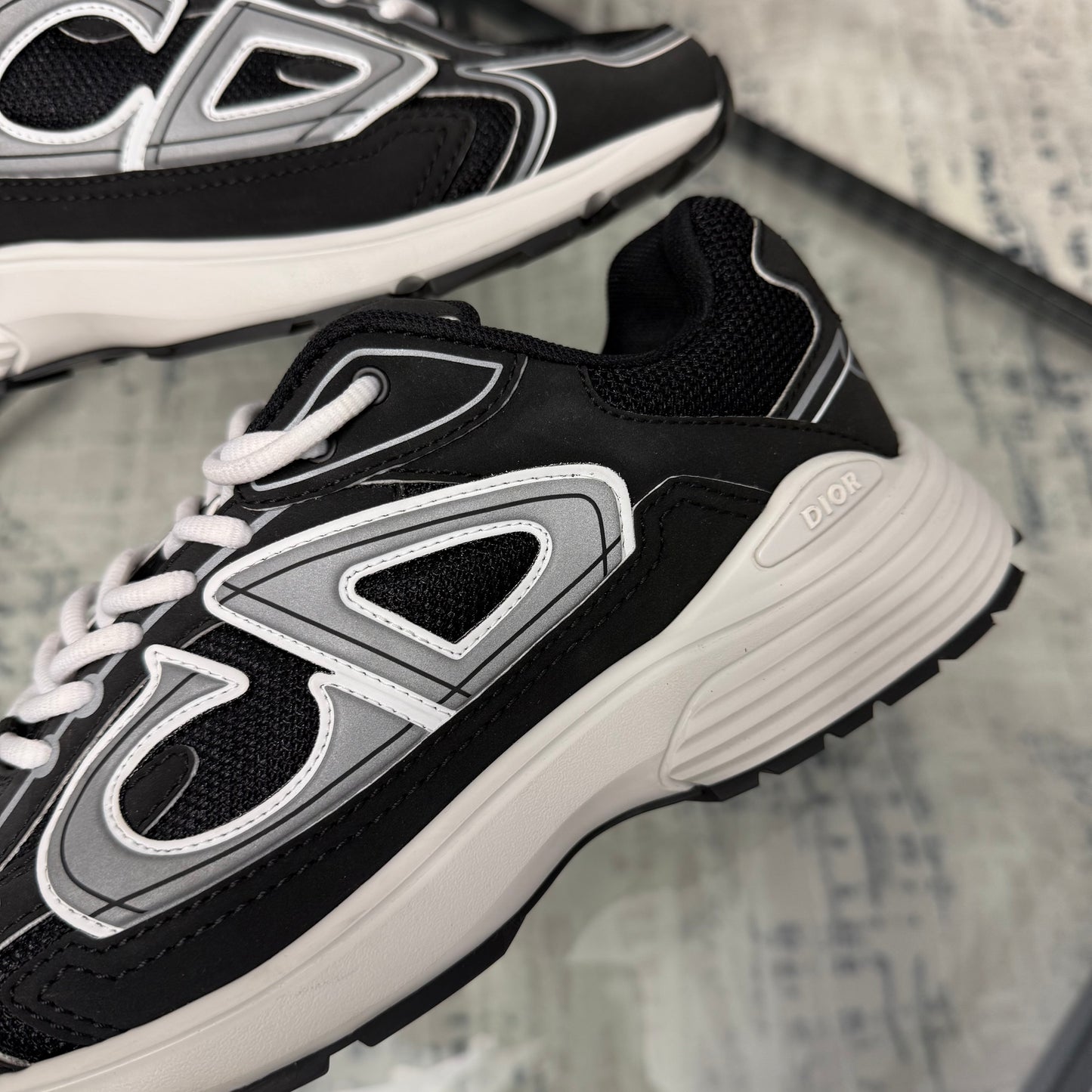 Black/White B30