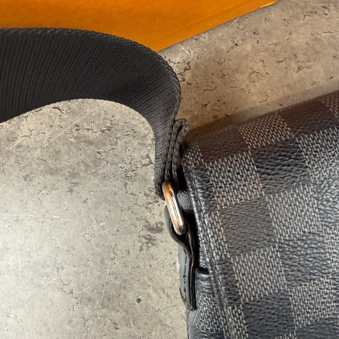 Damier District Messenger