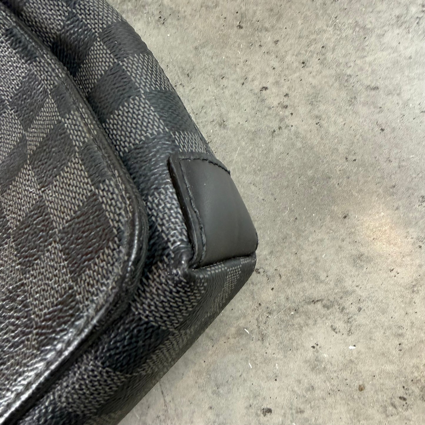 Damier District Messenger